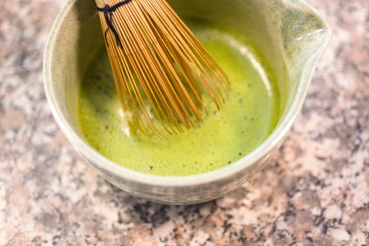ボウルで泡立てられる抹茶