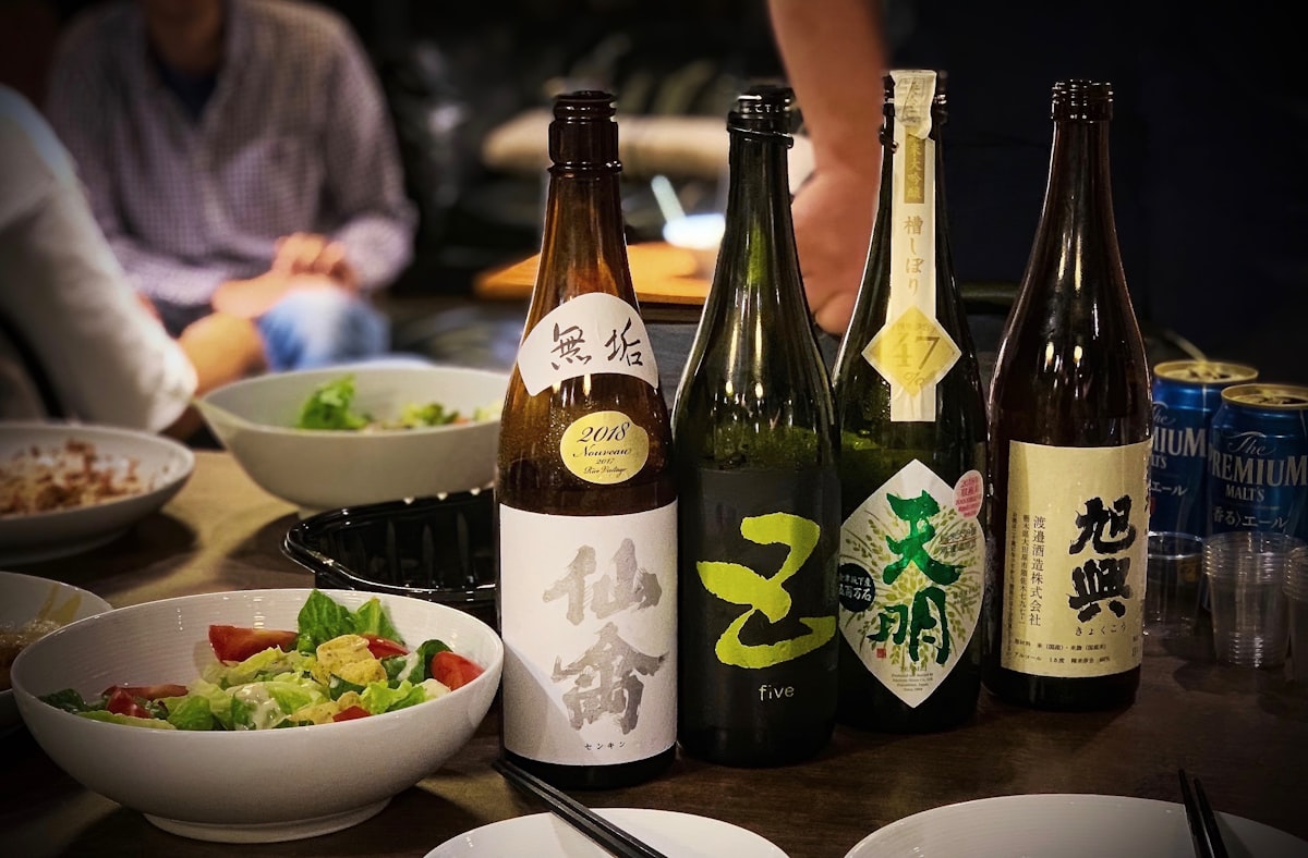 日本酒のボトルと器